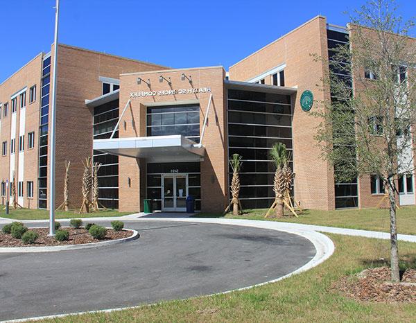 The exterior of the main entrance to the 健康 Sciences Complex where the Student 健康 Center is located.